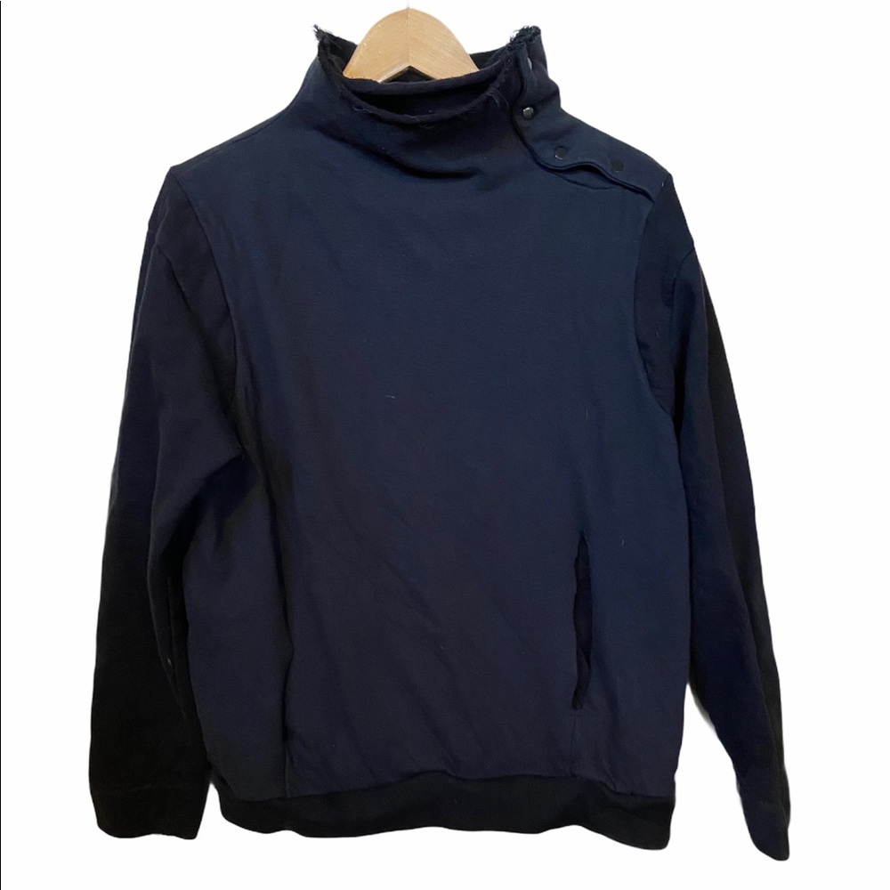 Drifter black raw neck hem and pockets size L.